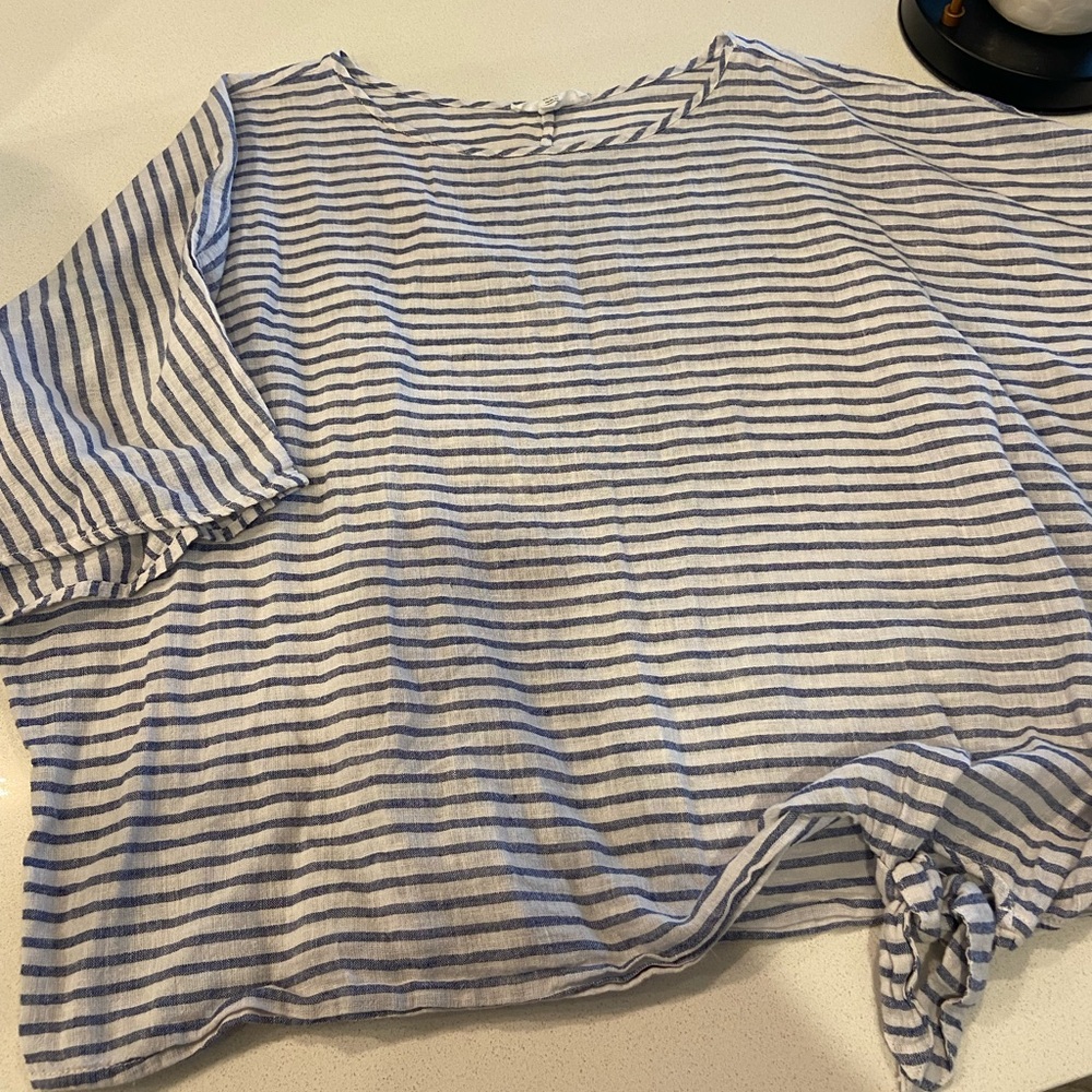 Oversized blue and white striped shirt. - Picture 3 of 4